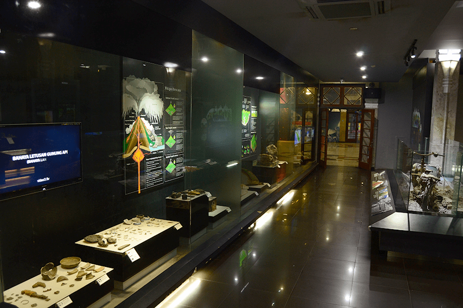 Ruang pameran Manfaat dan Bencana Geologi