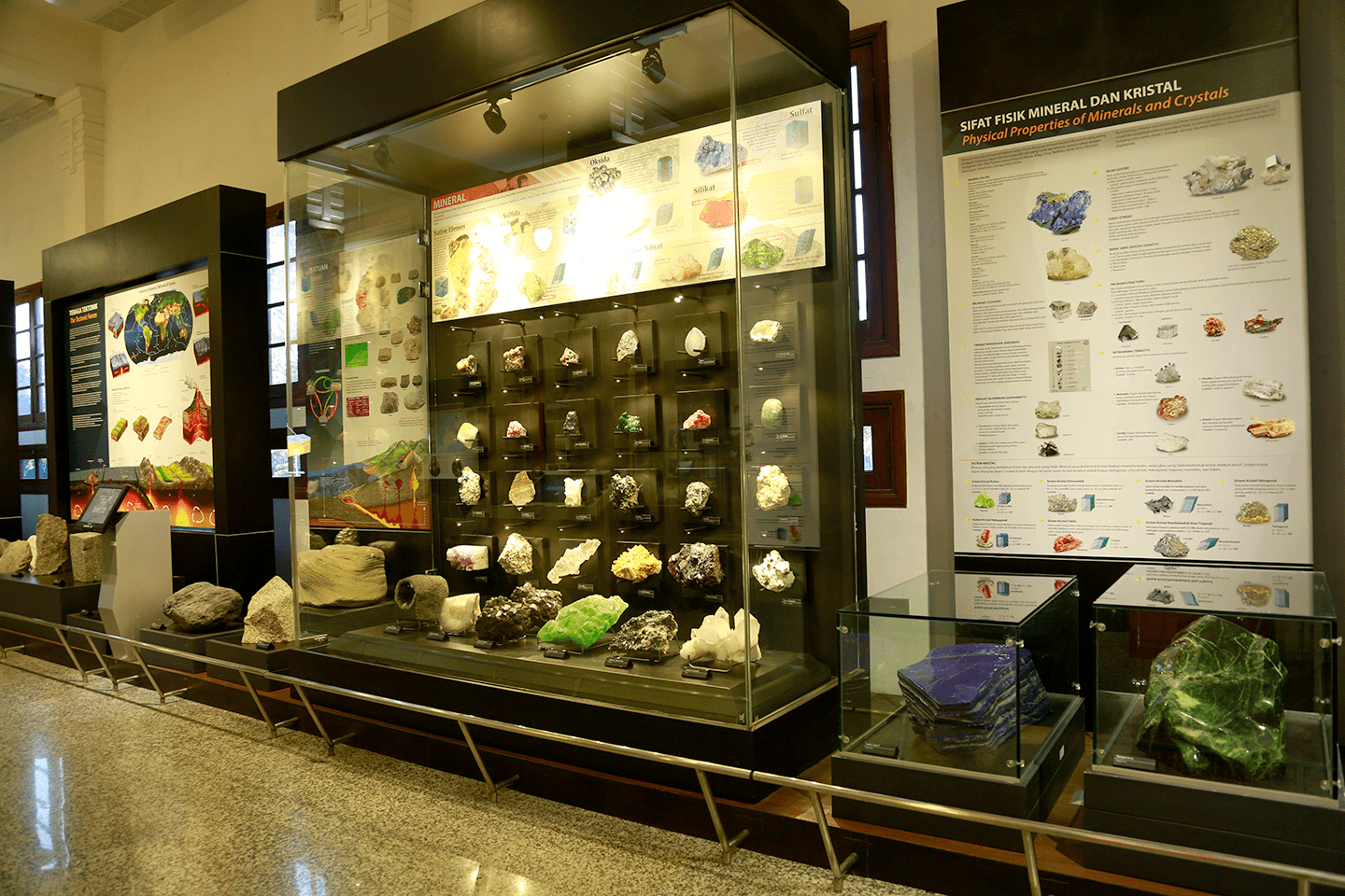 Koleksi batuan dan mineral di ruang pameran Geologi Indonesia