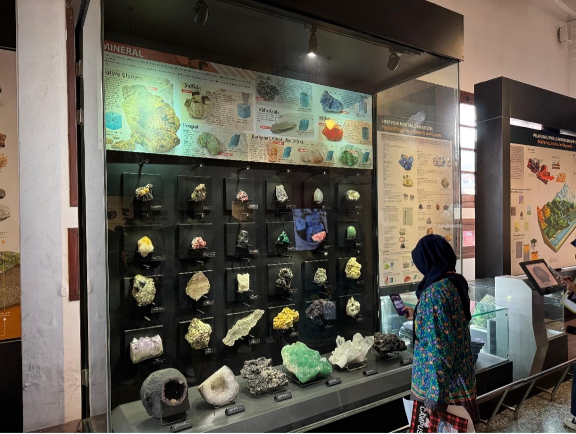 Ragam Warna Mineral Ruang Geologi Indonesia