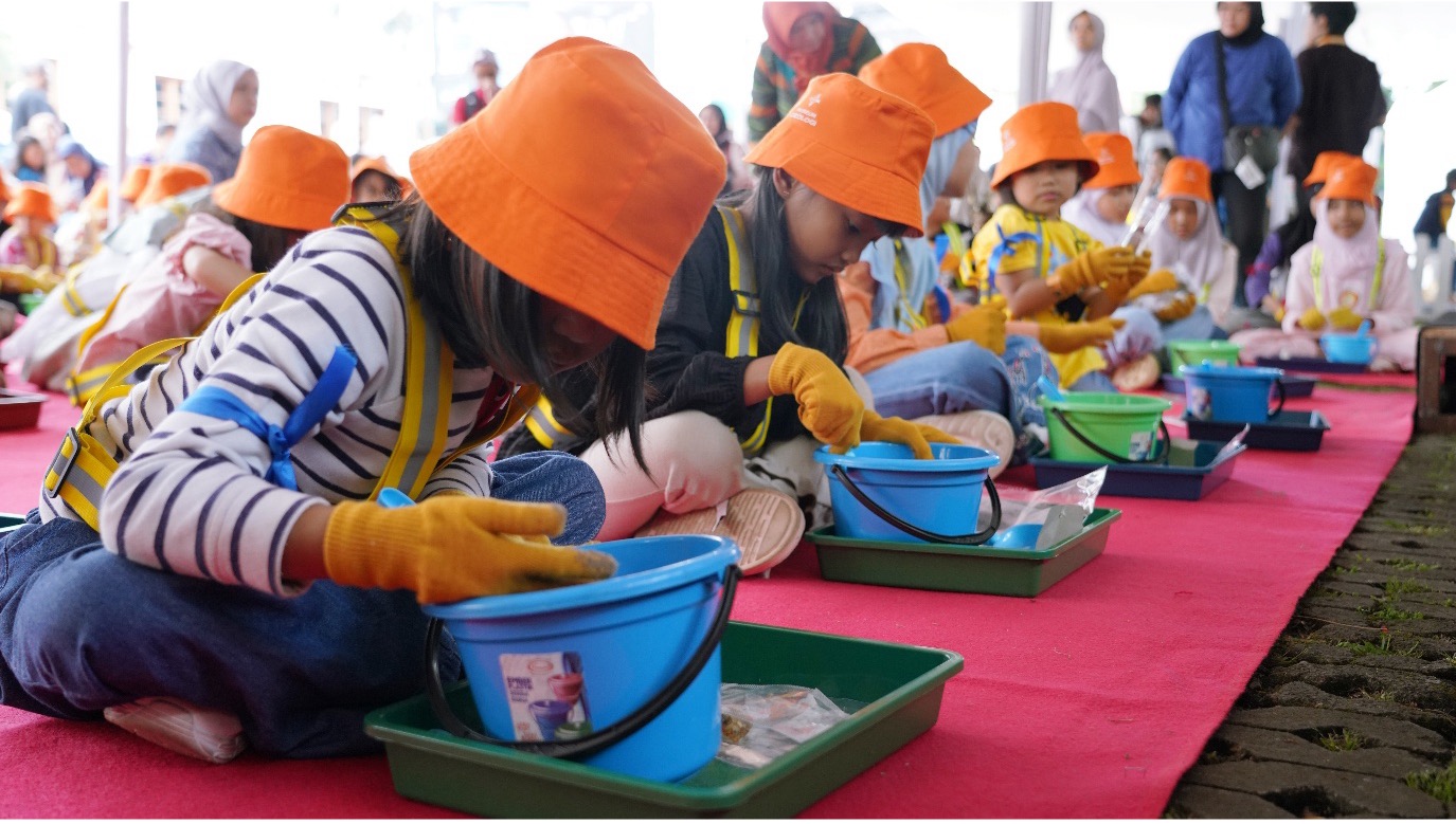 Serunya Belajar Menambang Batu Permata di Museum Geologi
