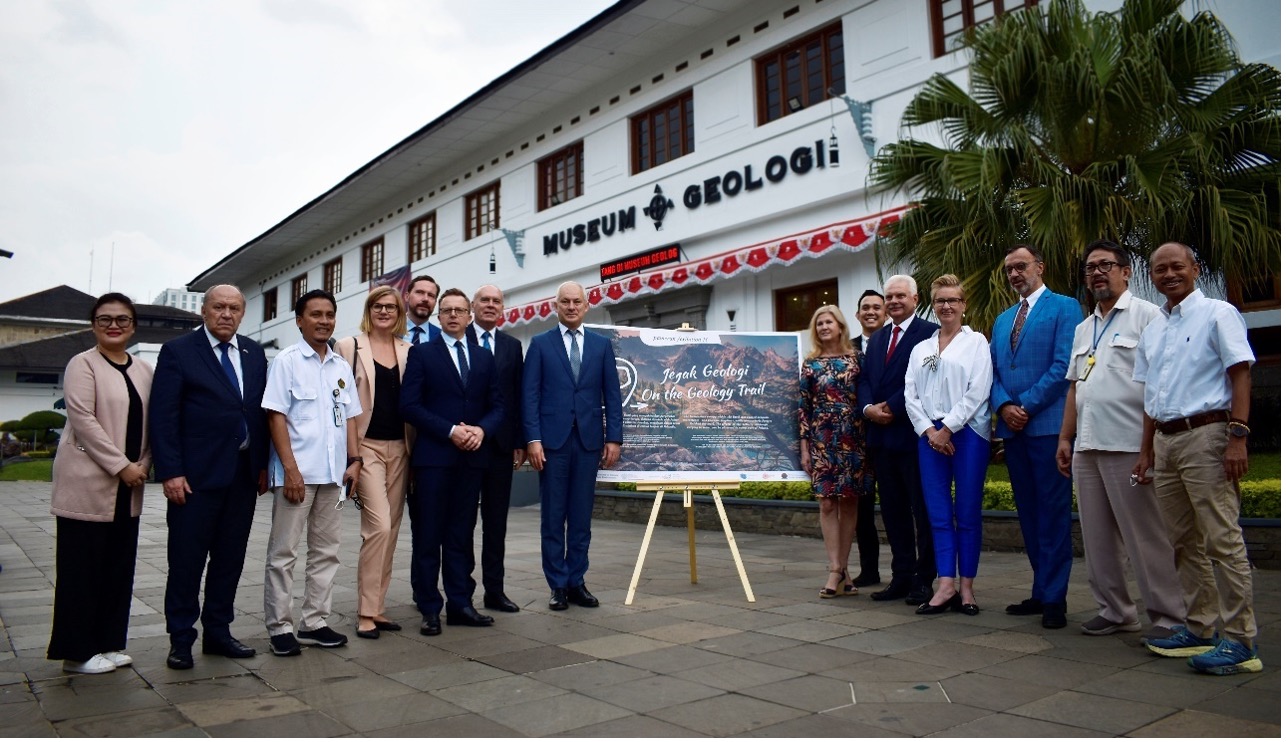 Pembukaan Pameran Jejak Geologi Polandia dan Pembukaan Peringatan Prof. Jozef Zwierzycki