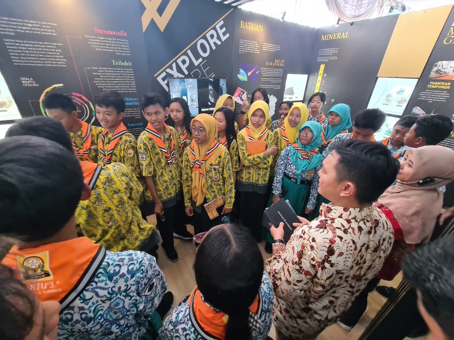 Museum Geologi Terlibat dalam Mengenalkan Jati Diri Bangsa Melalui Pameran Cross Musea di Surabaya