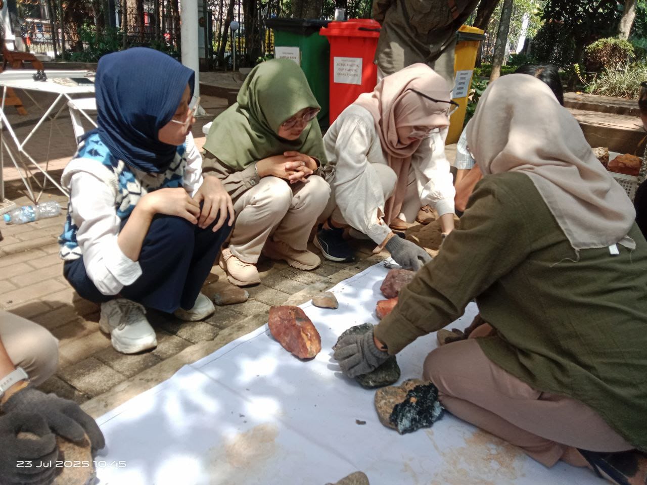 Knapping Simulation: Museum Geologi jadi Bengkel Alat Batu?