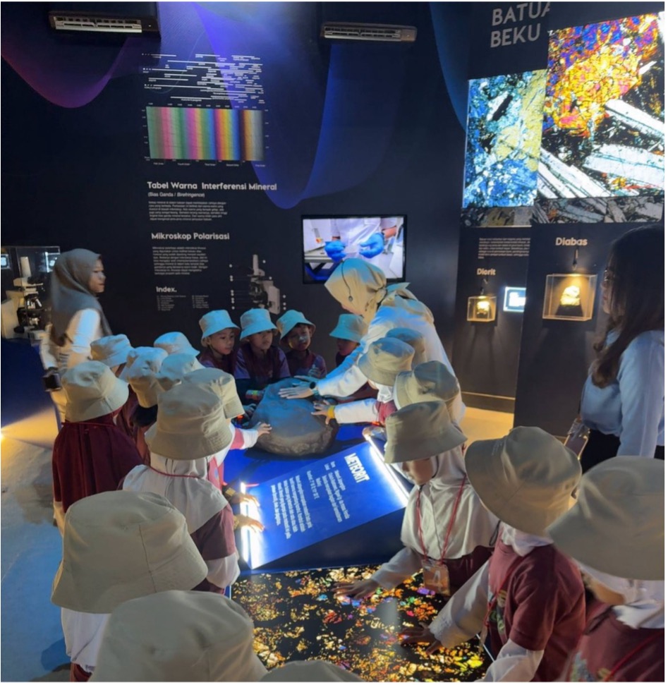 Serunya Bermain dan Belajar Tentang Batuan di Museum Geologi