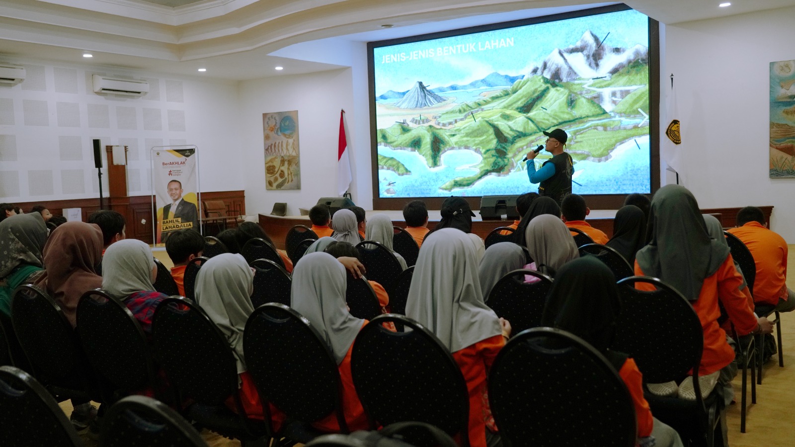 Mengenal Bentang Alam Jawa Barat Melalui Koleksi Museum Geologi
