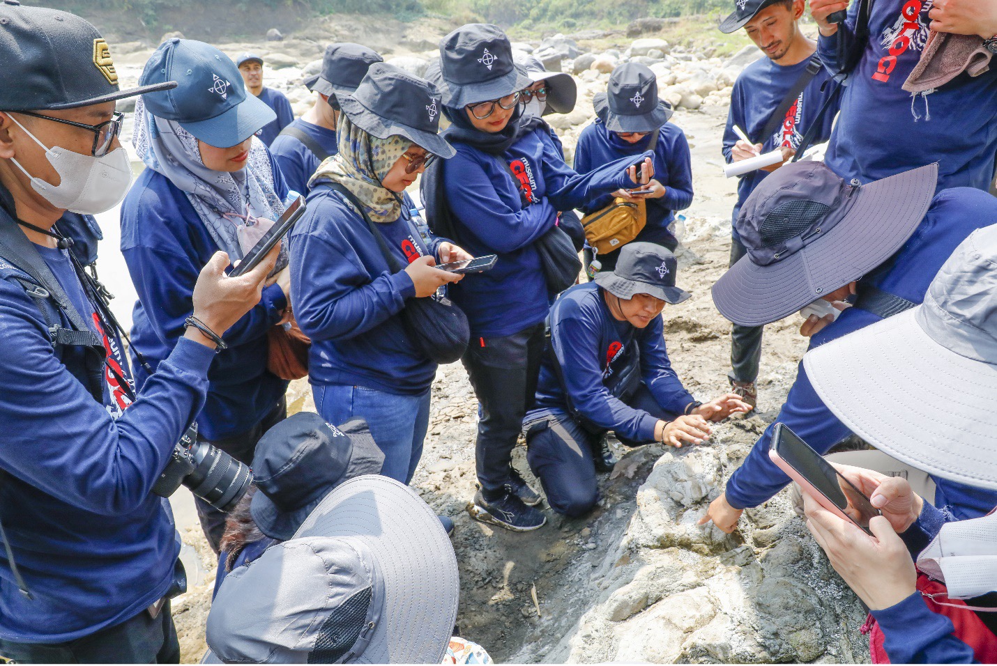 Mengenal Struktur Geologi di Celah Leuwi Bokor, Majalengka