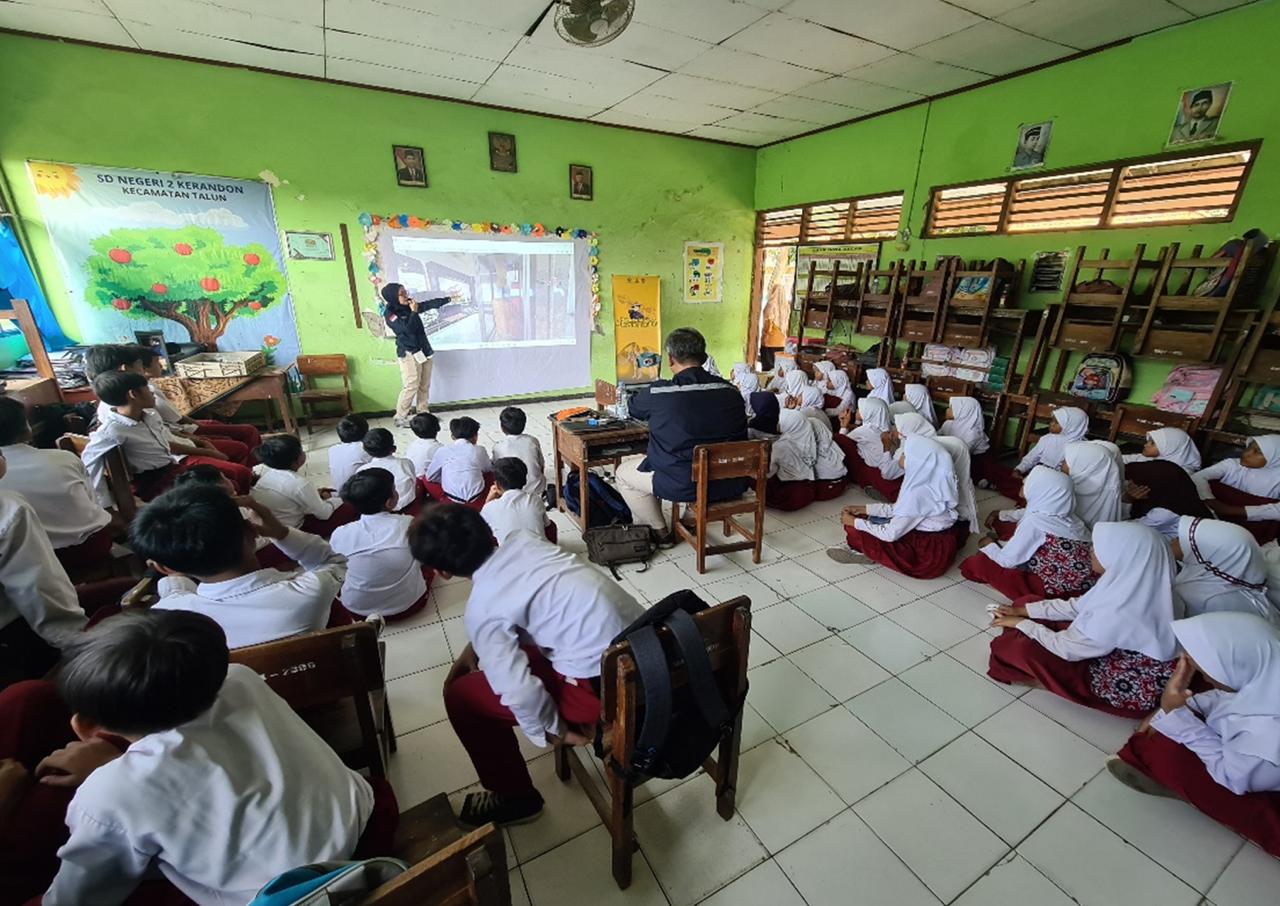 Penyampaian materi di ruang kelas